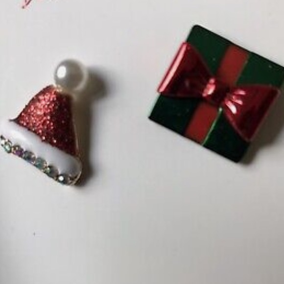 New BETSEY JOHNSON
Santa Hat Mismatched Stud Earrings - Picture 12 of 13